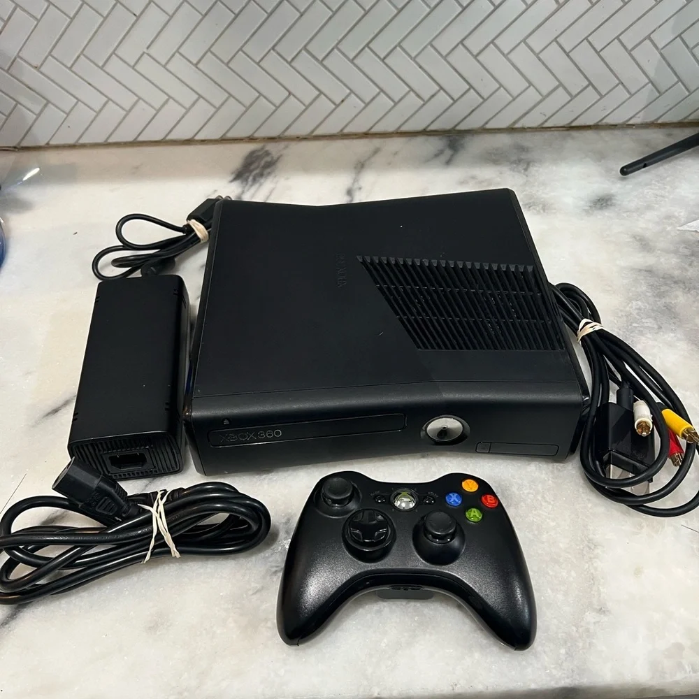 Microsoft Xbox 360 S 4GB Black Home Console - Model 1439